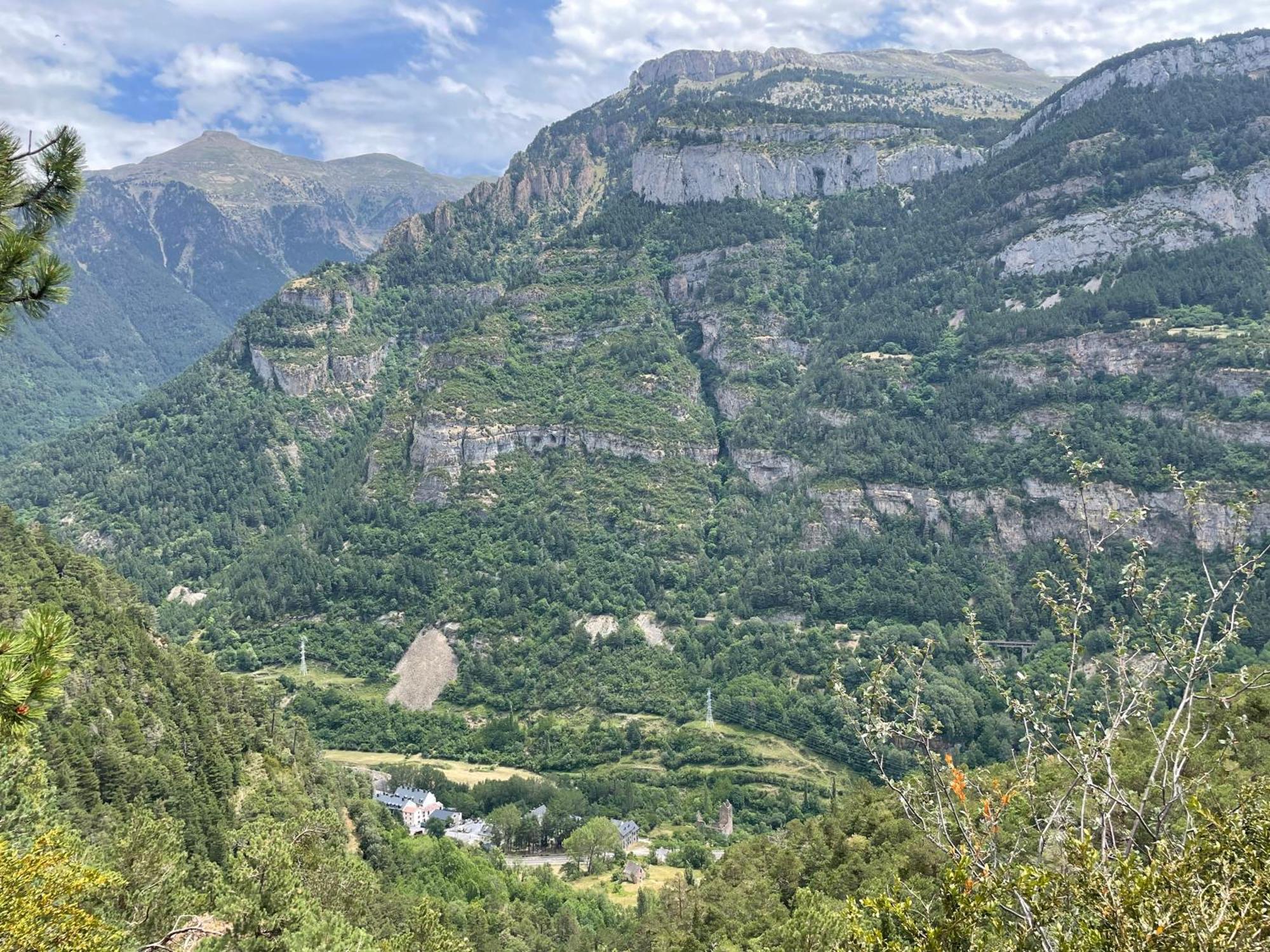 Calmfranc Atico Abuhardillado Con Vistas Al Rio Y La Montana Avistamiento De Ciervos En Canfranc Pueblo Extérieur photo