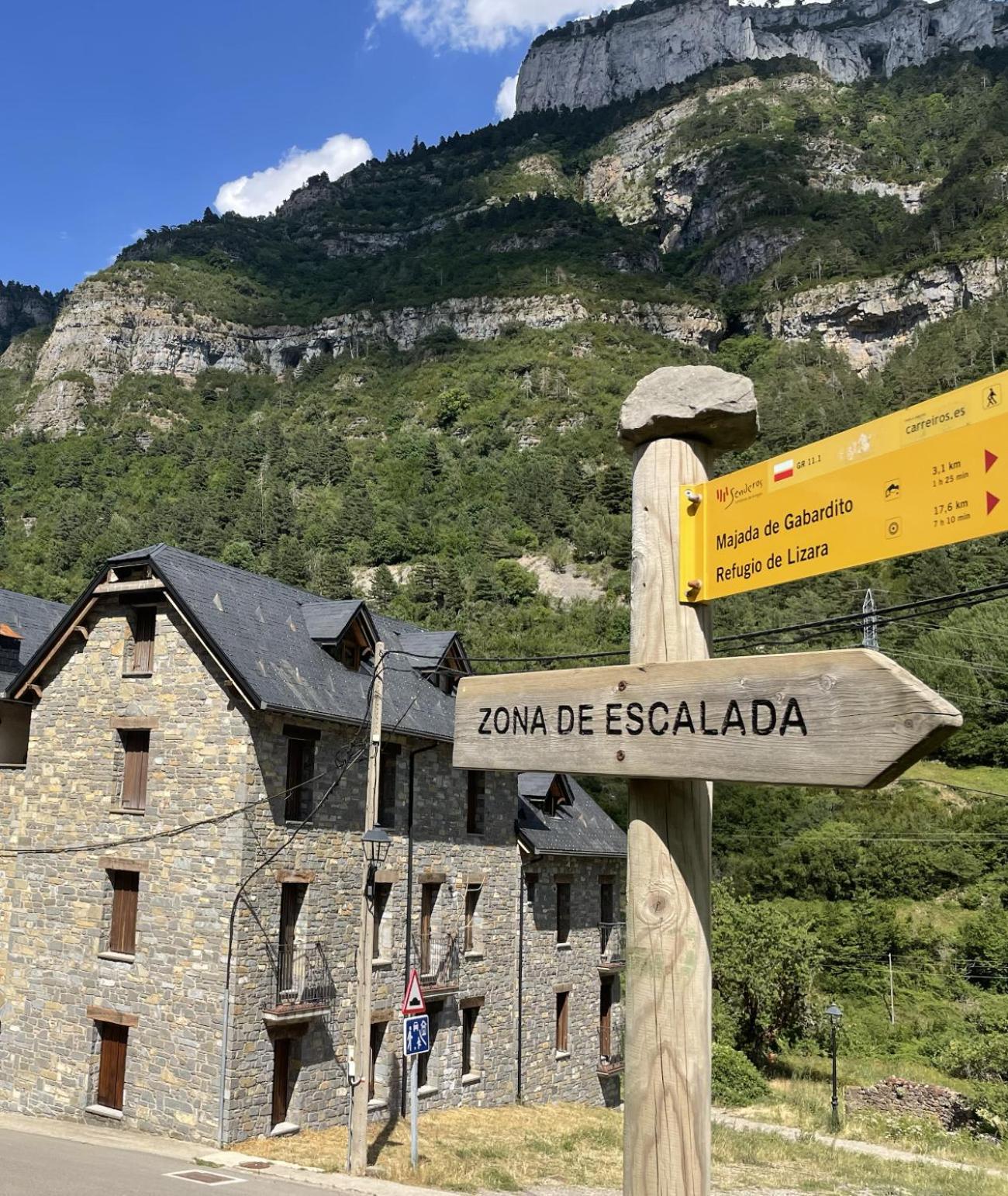 Calmfranc Atico Abuhardillado Con Vistas Al Rio Y La Montana Avistamiento De Ciervos En Canfranc Pueblo Extérieur photo