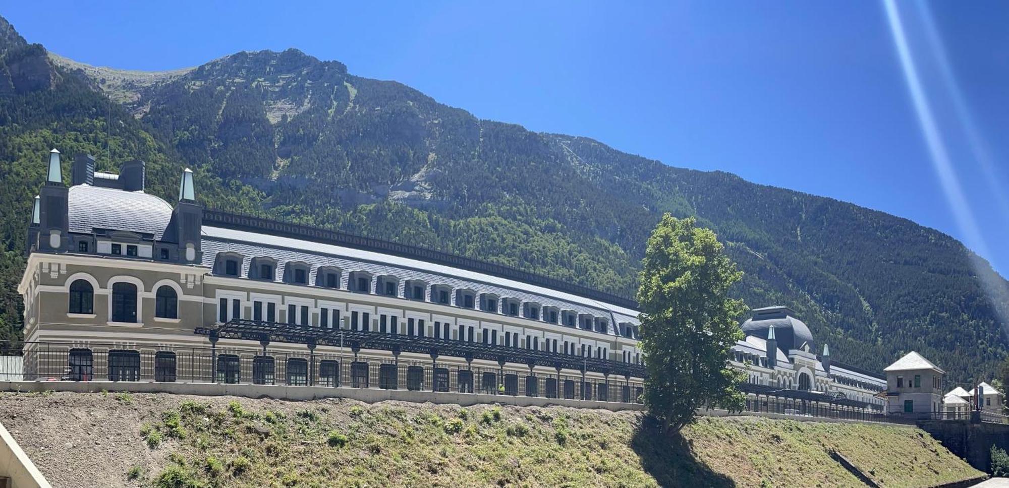 Calmfranc Atico Abuhardillado Con Vistas Al Rio Y La Montana Avistamiento De Ciervos En Canfranc Pueblo Extérieur photo