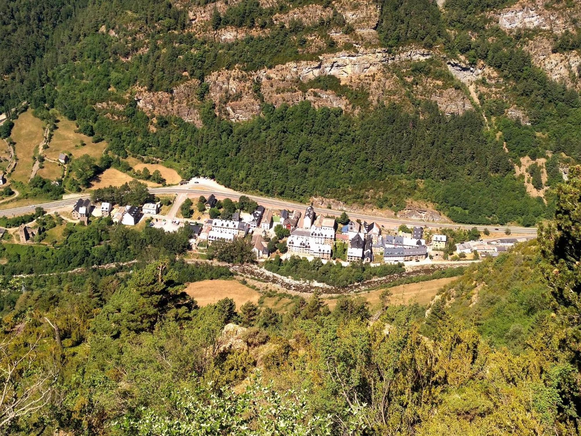 Calmfranc Atico Abuhardillado Con Vistas Al Rio Y La Montana Avistamiento De Ciervos En Canfranc Pueblo Extérieur photo